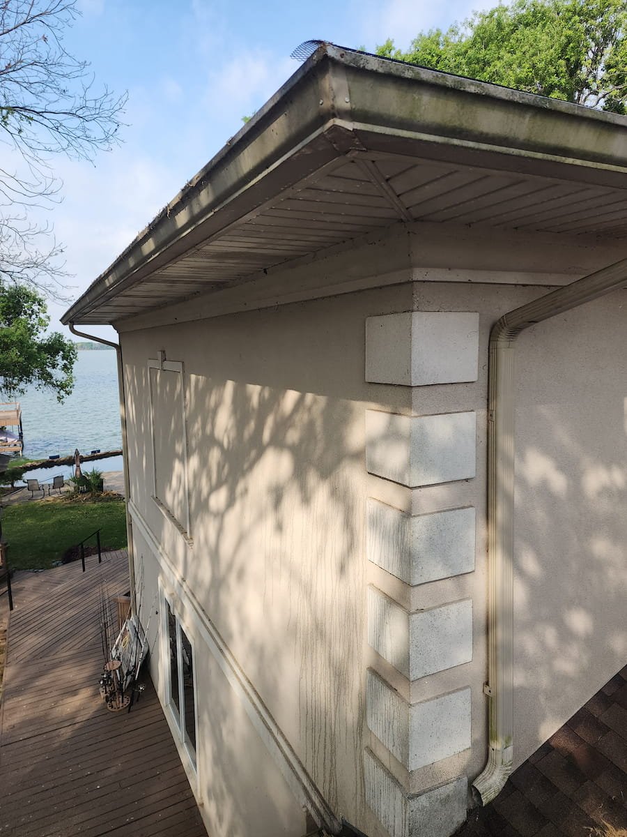 House washing on Richland Chambers Lake in Kerens, TX removing dirt and algae from exterior wall, gutter, and soffit
